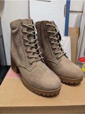 Soda Women Chunky Heel Combat Ankle Boot Taupe Lace Up Size 6.5